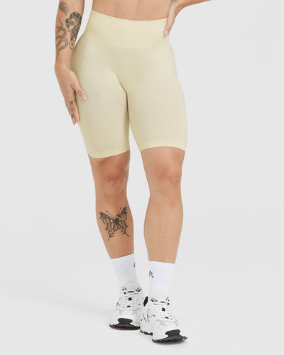 Effortless Seamless Cycling Shorts with White Logo | Vanilla