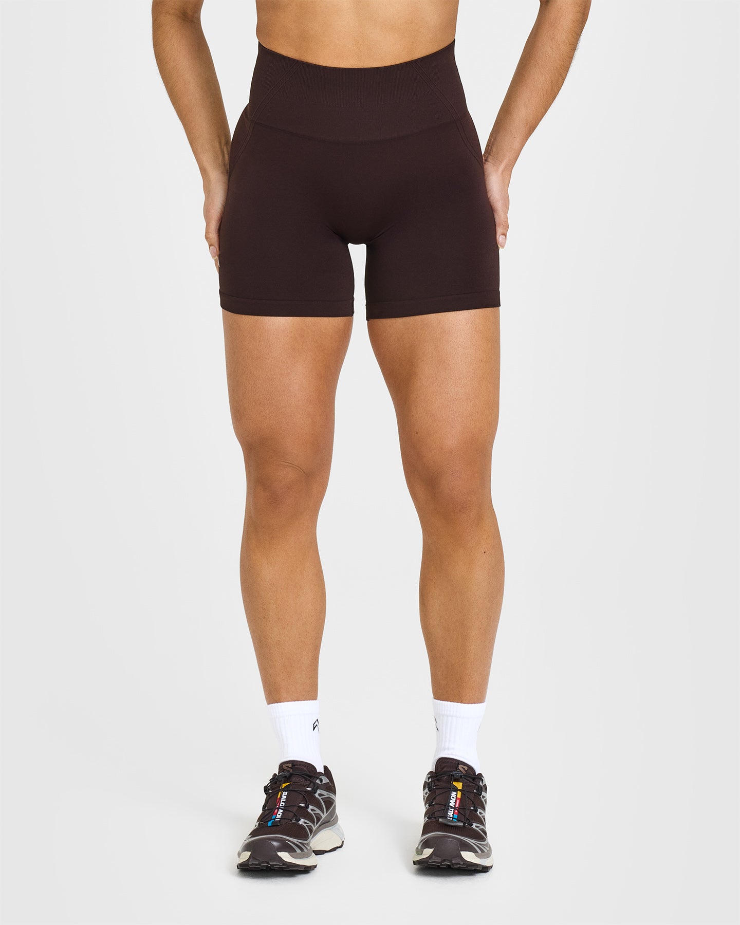 EffortlessLift™ Seamless Shorts with White Logo | Plum Brown