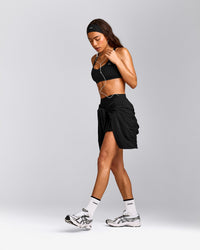 EasyLift™ Cross Back Sports Bra with Gray Logo | Black