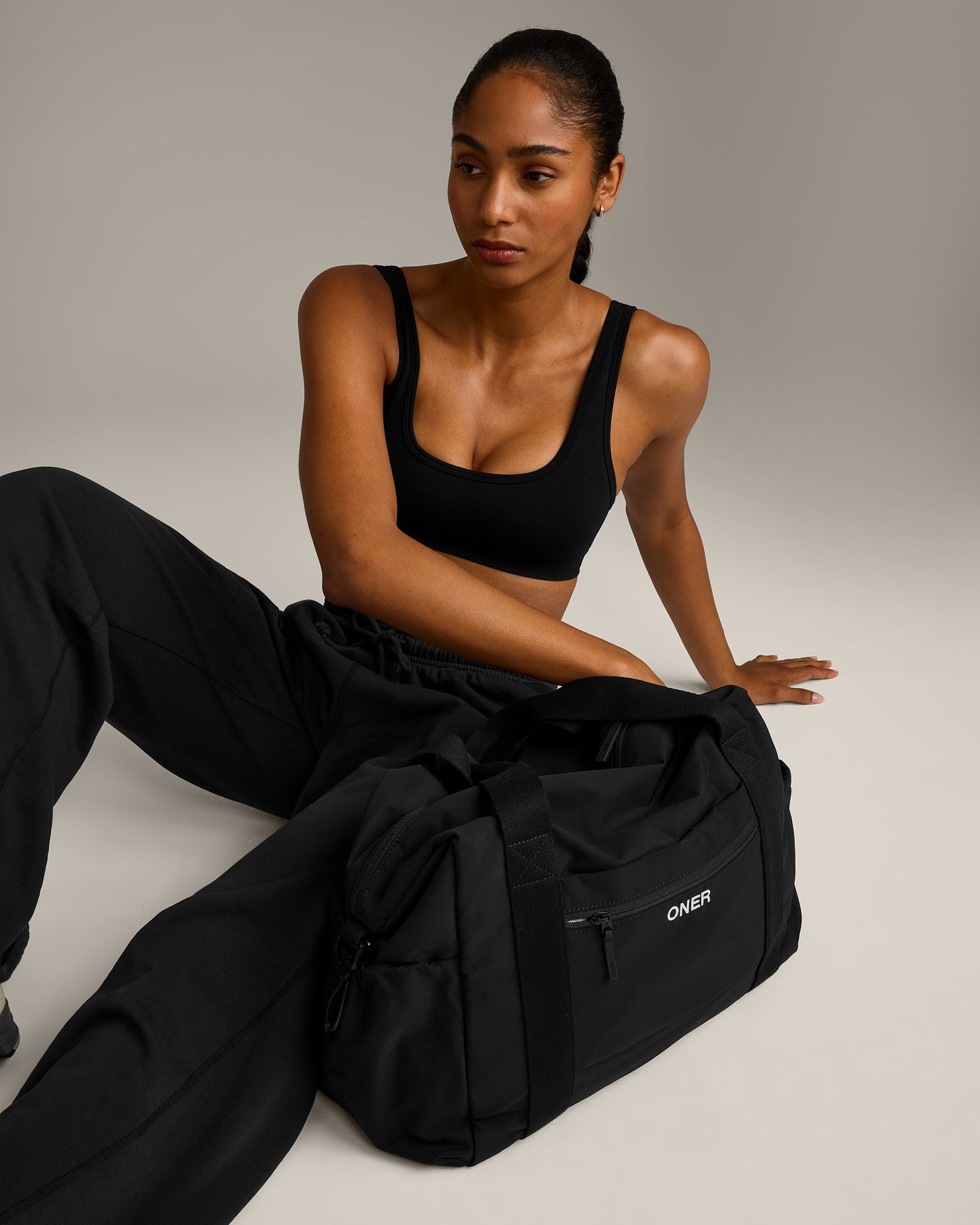 EffortlessLift™ Square Neck Sports Bra with Grey Logo | Black