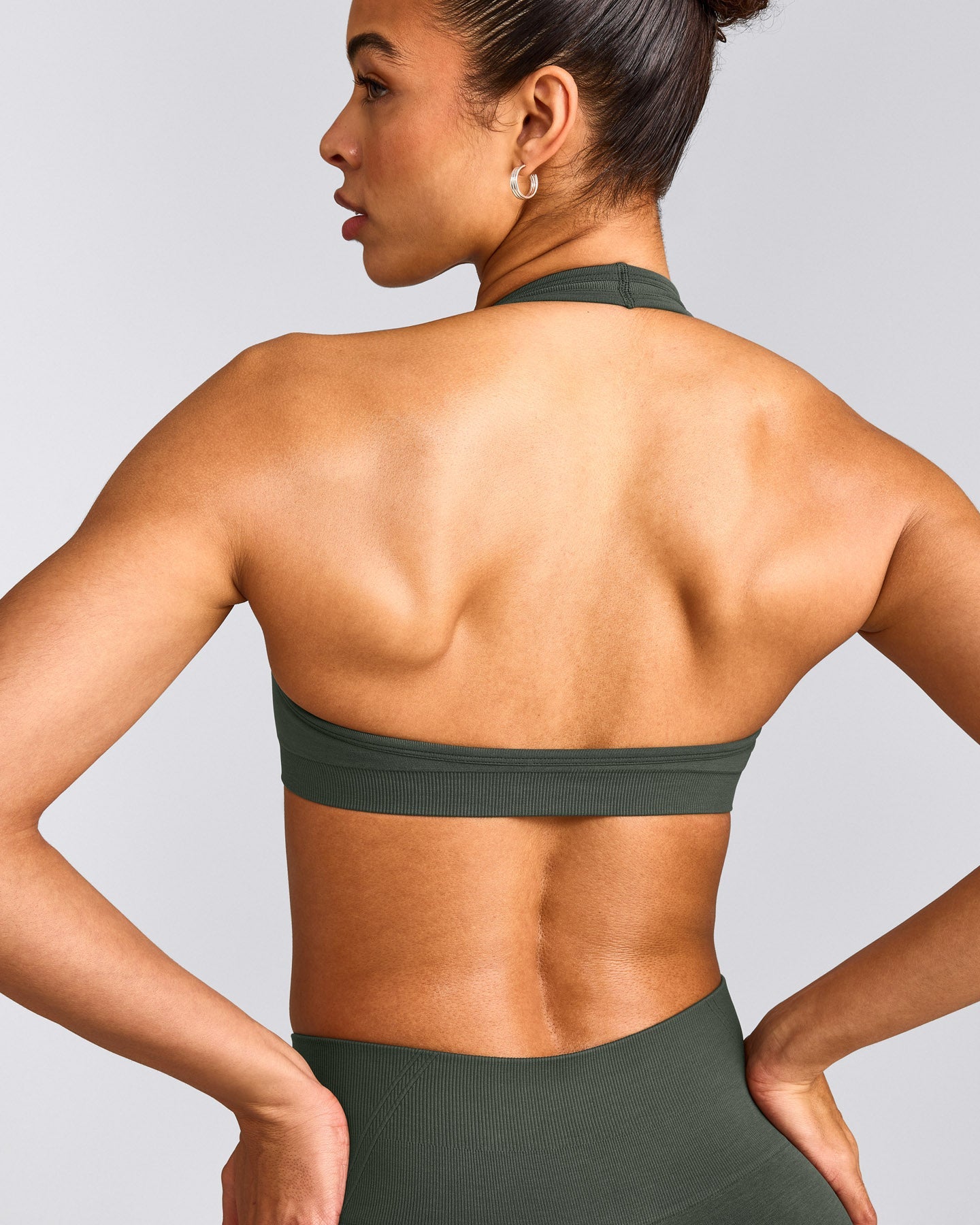 EffortlessLift™ Seamless Halter Neck Sports Bra with Grey Logo | Dark Khaki