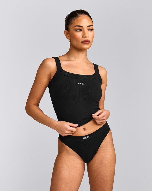 Seamless Scoop Neck Vest | Black
