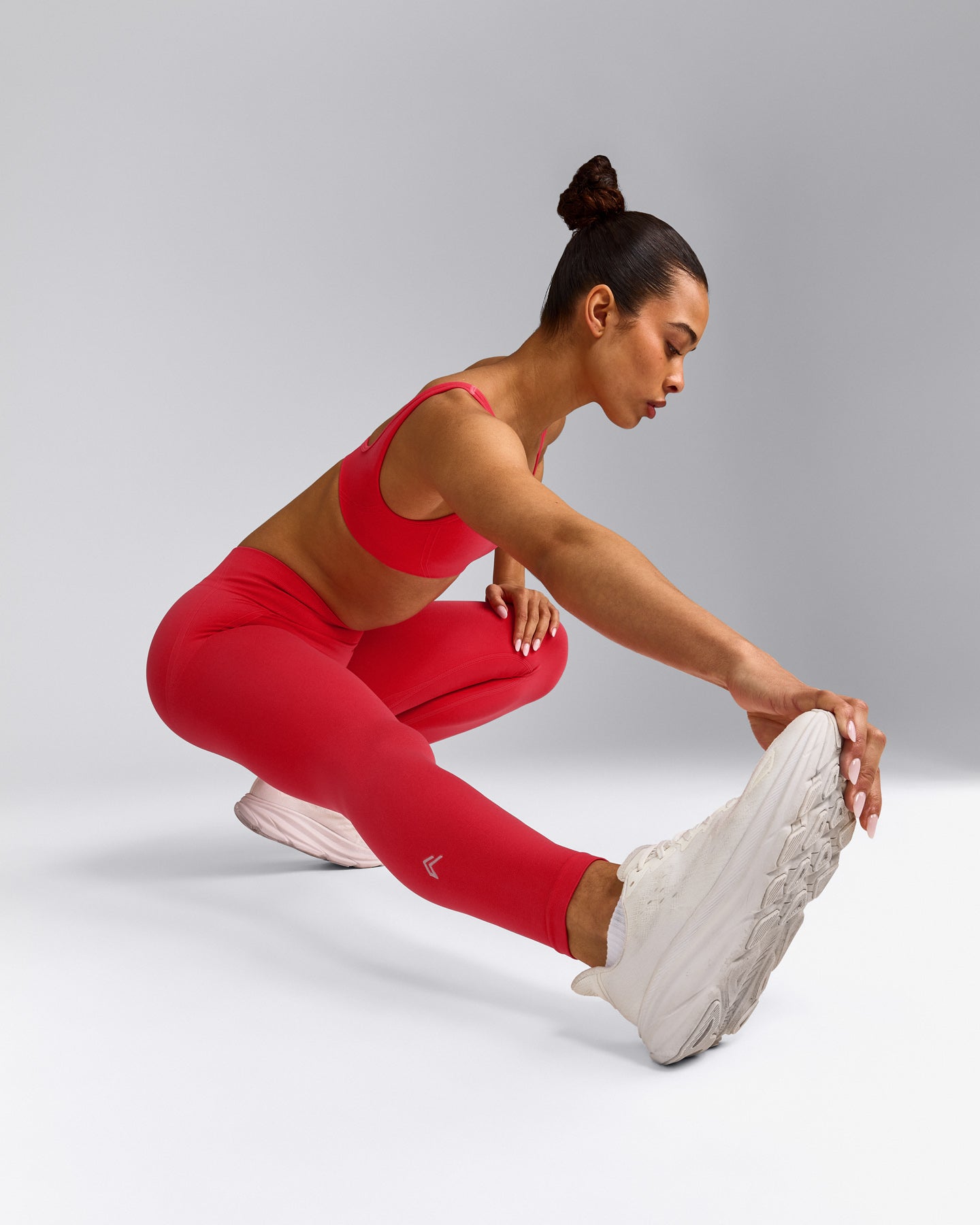EffortlessLift™ Seamless Mid Rise Leggings with Gray Logo | Charged Pink